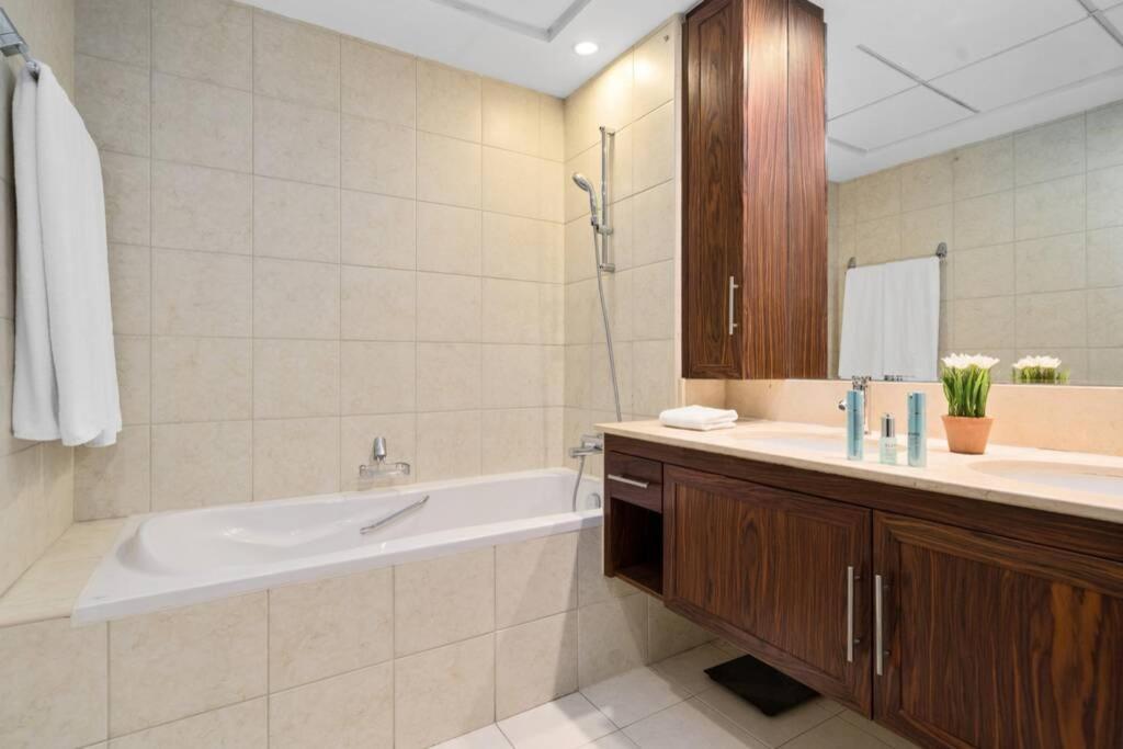 Spectacular Burj & Fountain View - Luxurious 3 Bedrooms & Maids Room - The Residences 두바이 외부 사진